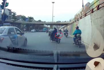 Rẽ không quan sát, người phụ nữ nhận bài học thích đáng