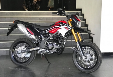 Ngắm 'cào cào phố' Kawasaki D-Tracker 150 đầu tiên ở Hà Nội