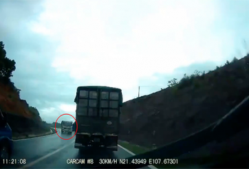 Kinh hoàng tai nạn giữa xe khách 16 chỗ và xe tải