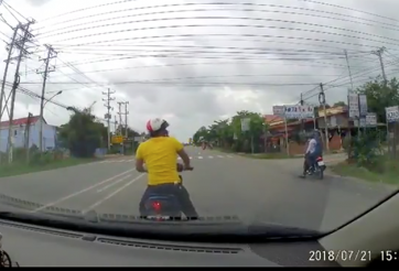 Bức xúc 'trẻ trâu' đánh võng trước đầu ô tô