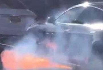 Chiếc Tesla Model S tự bắt lửa bốc cháy không rõ nguyên do