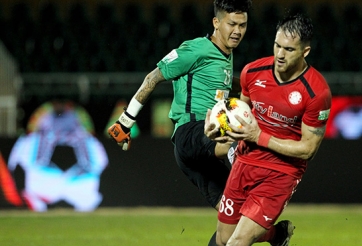 Thủ môn bỏ bóng đạp người ở V-League bị phạt nặng