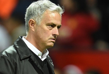 Mourinho nhận án tù, Courtois chê Chelsea 'đẳng cấp thấp'