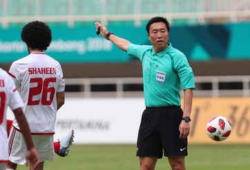 Trọng tài 'xử ép' Việt Nam bị CĐV nhà đòi treo còi vĩnh viễn