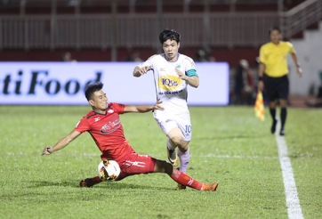 Công Phượng áp sát ngôi đầu danh sách tiền đạo nội xuất sắc nhất