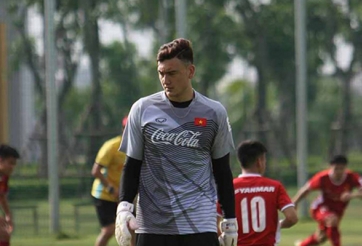 Chuyên gia chỉ ra điểm Đặng Văn Lâm hơn hẳn Bùi Tiến Dũng