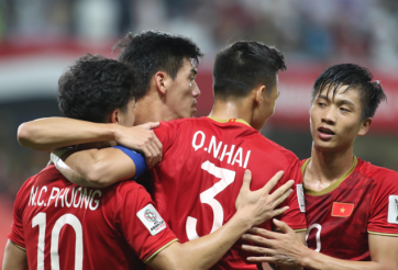 Các cầu thủ Việt Nam ôm nhau ăn mừng khi giành vé vào vòng 1/8