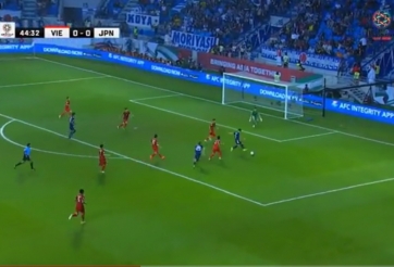 VIDEO: Tiền đạo Nhật Bản không thể tin nổi pha cứu thua của Văn Lâm