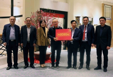 HLV Park Hang-seo nhận quà tặng của Thủ tướng trước khi về nước ăn Tết