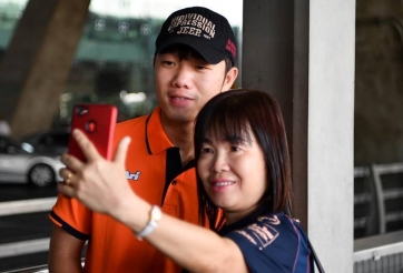 Thi đấu thất vọng, Xuân Trường và các đồng đội vẫn được chào đón nồng nhiệt ở sân bay
