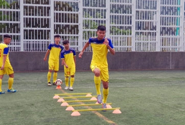 U18 Việt Nam tập làm quen sân, sẵn sàng đối đầu U18 Singapore