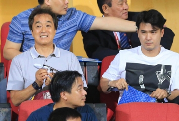 Trợ lý Lee Young-jin nửa mừng nửa lo trên sân Hàng Đẫy