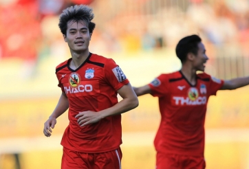 Văn Toàn nhận giải thưởng Cầu thủ xuất sắc nhất tháng 5