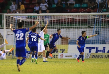 VIDEO: Văn Toàn bị trọng tài 'cướp trắng' một quả penalty?