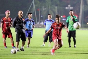 ĐT Việt Nam tập kín, chốt danh sách sang Thái Lan