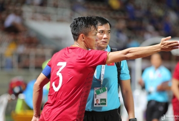 Quế Ngọc Hải nói gì sau khi bị Thitipan đạp thẳng vào đầu gối?