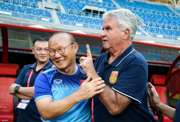VIDEO: Ông Park xúc động cúi chào HLV Guus Hiddink sau trận đấu với U22 Trung Quốc