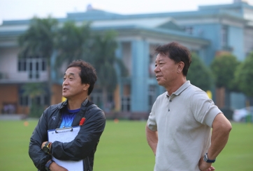 VIDEO: HLV Chung Hae-seong bất ngờ xuất hiện trong buổi tập của ĐTVN