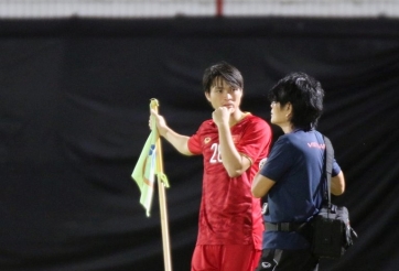 Tuấn Anh tiếp tục tập riêng trong buổi làm quen sân của ĐTVN