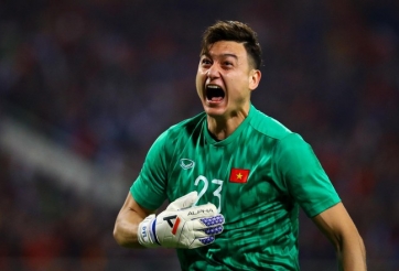 Quang Hải chỉ hướng giúp Văn Lâm cản phá penalty thành công