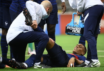 Martial khập khiễng rời Pháp, MU gặp khủng hoảng