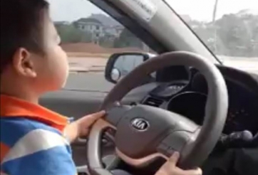 Cho trẻ nhỏ cầm vô lăng–vô tâm hay sự coi thường pháp luật?