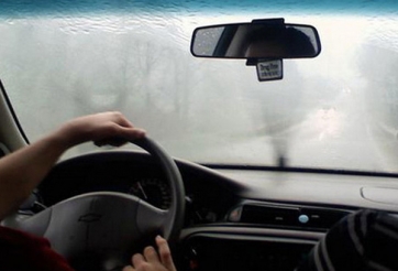 Kính lái ô tô bị mờ? Mẹo hay xử lý tức thì
