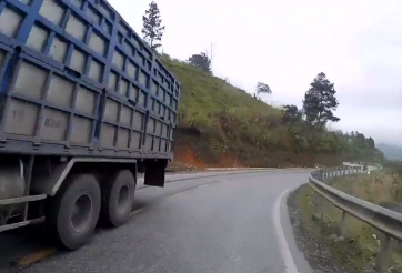 Hành động đẹp của tài xế xe tải trên đường đèo