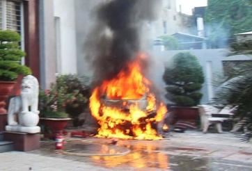 Ô tô đang đỗ bỗng dưng phát nổ, bùng cháy dữ dội