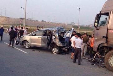 Vợ tài xế container đâm Innova lùi trên cao tốc kêu oan trên facebook