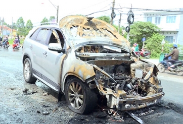 Xe Kia Sorento bất ngờ bốc cháy dữ dội ở Vĩnh Long