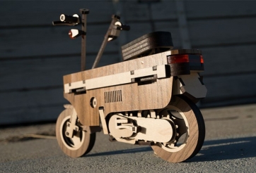 Ấn tượng chiếc xe máy làm bằng gỗ giá chỉ 159 nghìn đồng