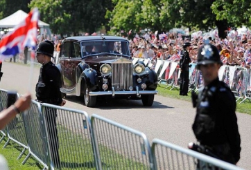 Tân nương hoàng gia Anh ngồi xe hoa Rolls-Royce Phantom IV tới lễ đường