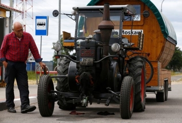 Ông lão lái máy kéo vượt 2.300km từ Đức sang Nga để xem World Cup 2018