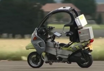 Thú vị xe máy tự lái băng băng trên đường phố