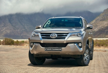 Giá xe Toyota Fortuner tháng 8/2018