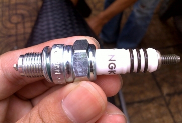 Kiểm tra tình trạng xe qua màu sắc bugi