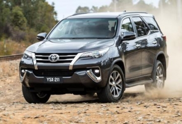 So sánh xe Toyota Fortuner và Honda CR-V - Kẻ tám lạng người nửa cân