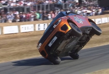 Đã mắt xem Range Rover Sport SVR chạy 1,6 km chỉ bằng 2 bánh