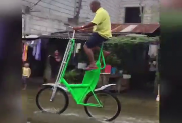 Đường phố mưa ngập, đây sẽ là phương tiện tuyệt vời nhất để di chuyển