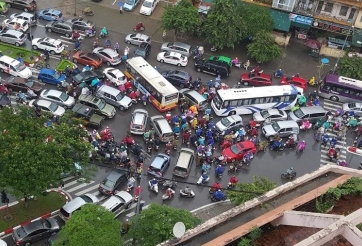 Muốn giảm ô nhiễm và ùn tắc giao thông thì phải cấm xe cá nhân