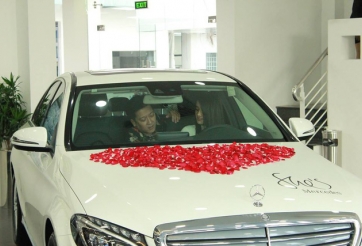 'Soi' chiếc xe bạc tỷ mà Trường Giang đã tặng Nhã Phương