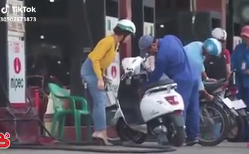 Đi xe máy điện vào đổ xăng, cô gái khiến nhân viên cây xăng bối rối