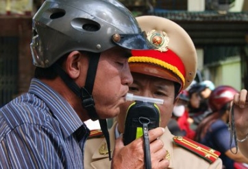 Uống bao nhiêu cốc bia sẽ bị thổi phạt về nồng độ cồn?