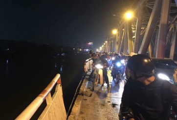 Ôtô lao từ cầu Chương Dương xuống sông Hồng