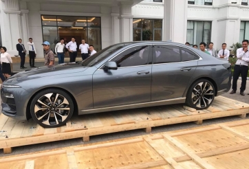 Cận cảnh mẫu sedan VinFast LUX A2.0 vừa về tới Việt Nam