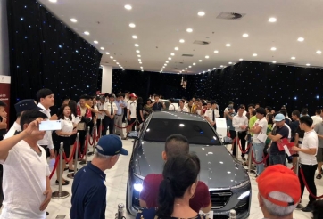 Mặc trời mưa bão, hàng ngàn người dân Sài Gòn vẫn chen nhau đi đặt mua xe VinFast