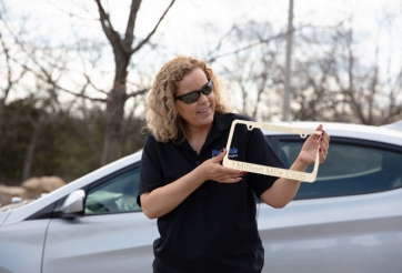 Lái xe hơn 1 triệu dặm, nữ tài xế được tặng xe Hyundai Elantra mới