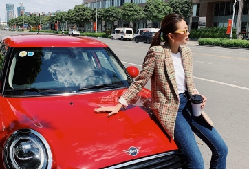 Siêu mẫu Thanh Hằng đi chơi Tết cùng xế sang MINI One biển số đẹp