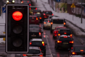 Dừng đèn đỏ, ô tô nên về số nào tiết kiệm nhiên liệu nhất?